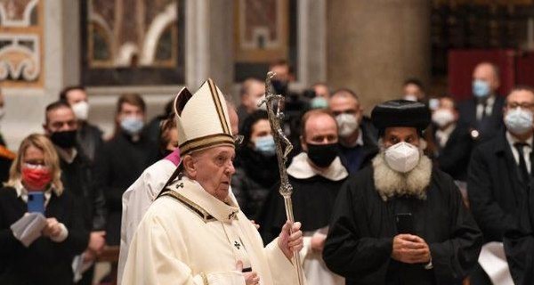Папа Римский выступил на рождественской мессе: Младенец родился нам, Сын дан нам