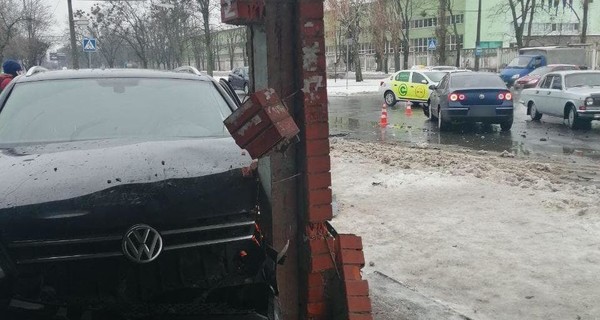 В Харькове водитель снес остановку