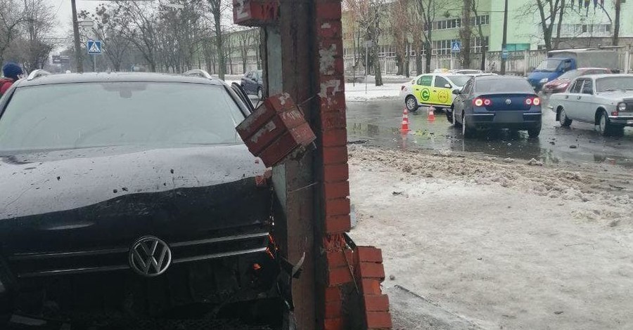 В Харькове водитель снес остановку