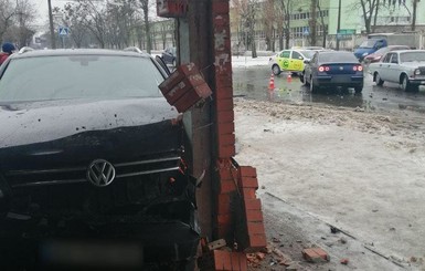 В Харькове водитель снес остановку