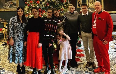 Жена князя Монако ответила на слухи о разводе рождественской фотографией