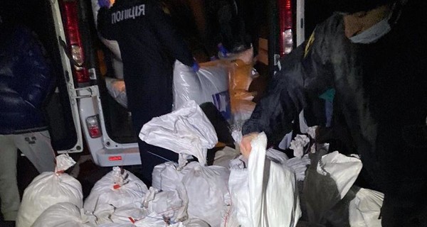 На Житомирщине водитель с 700 килограммами янтаря пытался сбежать от полицейских