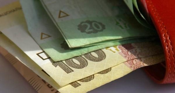 В Украине упала зарплата: на сколько и у кого