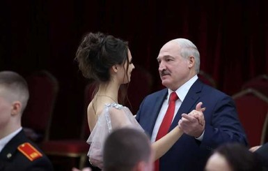 Лукашенко по традиции станцевал вальс с юной красавицей на новогоднем балу