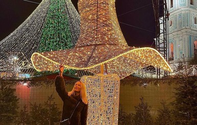 Скандальная шляпа с главной елки Киева стала объектом для фотосессий