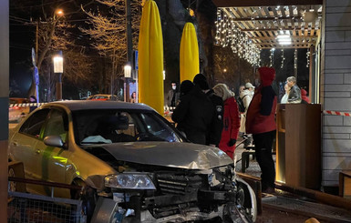В Одессе иномарка снесла забор в McDonald's: есть пострадавшие