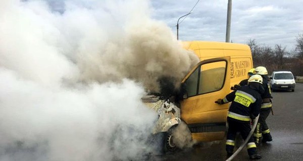 В Днепре на ходу воспламенился микроавтобус, капот сгорел