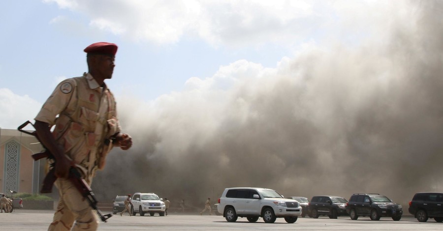 В результате взрыва в аэропорту Йемена погибли три сотрудника комитета Красного Креста 