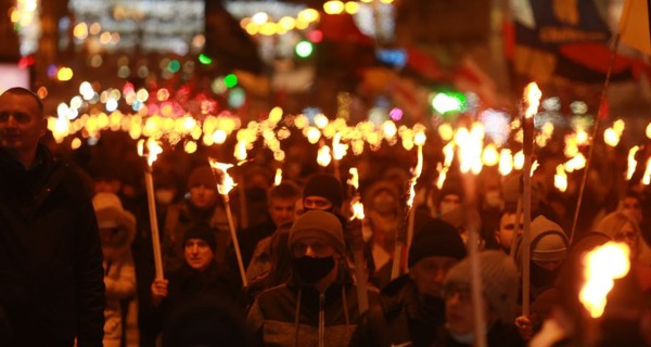 В Киеве прошло традиционное факельное шествие в честь Бандеры