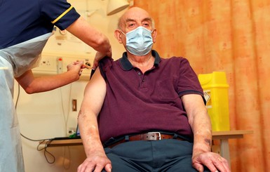 Первым человеком в мире, которому ввели вакцину AstraZeneca, стал 82-летний британец