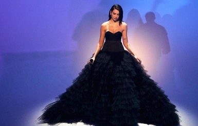 Дуа Липа появилась на обложке Vogue со стрижкой пикси и в платье Giorgio Armani