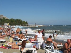 Волны Азовского моря унесли семь пляжников 