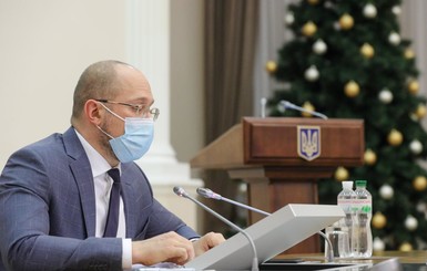 Украинский премьер поручил МВД и Минздраву расследовать возможную тайную вакцинацию украинских политиков