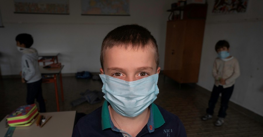 Коронавирус в Украине стал заразнее для молодежи и проявляется быстрее