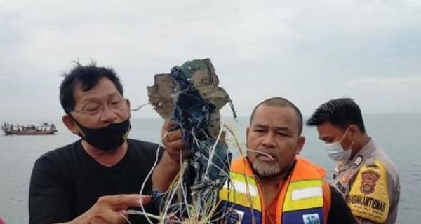 Власти Индонезии подтвердили крушение пропавшего самолета