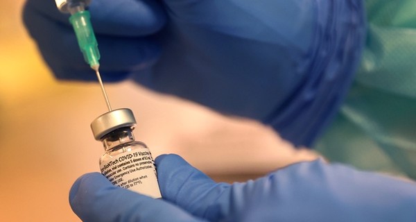 Инфекционист Ольга Голубовская - о побочных действиях вакцины Moderna: возникают у людей с филлерами
