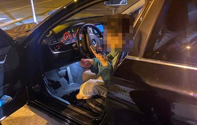 В Днепре задержали пьяную женщину-водителя, которая бросила бутылку в патрульную
