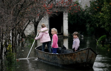 Воды по пояс: в Косово и Албании из-за паводков затоплены улицы и дома