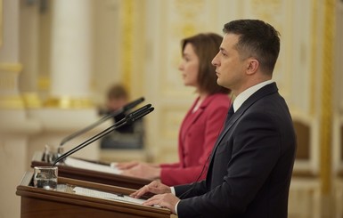Зеленский на брифинге с президентом Молдовы выразил соболезнования близким погибшего на Донбассе солдата 