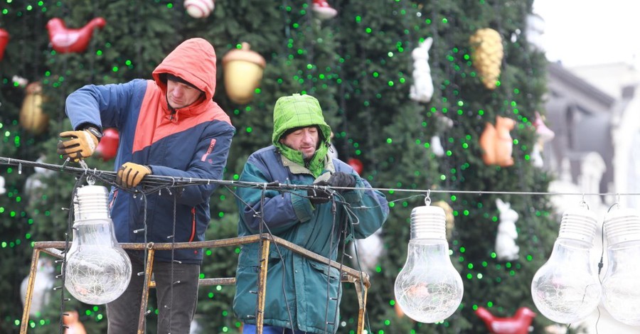 В Киеве начали убирать главную новогоднюю елку Украины
