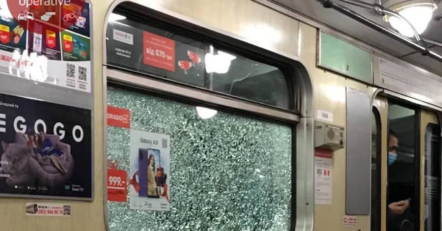В киевском метро неизвестные разбили окна в четырех поездах