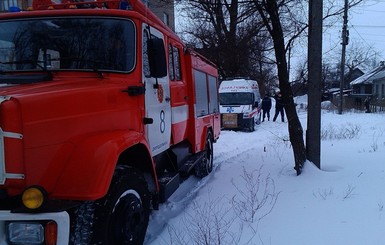 Под Днепром скорая помощь  с роженицей застряла в снегу