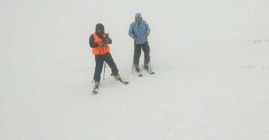 Во время снегопада в Карпатах потерялся лыжник 
