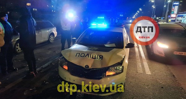 В Киеве легковушка протаранила авто полицейских, пострадала патрульная 