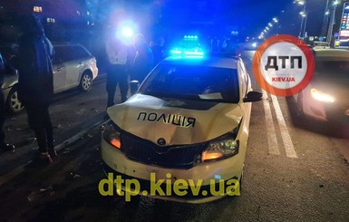 В Киеве легковушка протаранила авто полицейских, пострадала патрульная 