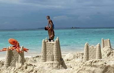 MONATIK вместе с детьми построил город из песка на Мальдивах