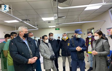 Украинский посол проведал в больнице спасенных моряков с затонувшего сухогруза в Турции