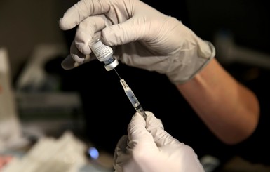 Шмыгаль заявил, что платная вакцинация начнется параллельно с государственной