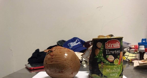 В аэропорту “Борисполь” задержали иностранца, перевозившего полкило кокаина в банке с супом