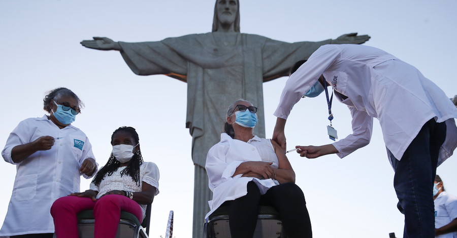 Бразильцев вакцинируют на улице возле статуи Христа в Рио-де-Жанейро