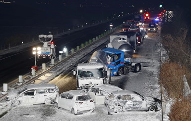 В Японии из-за снегопада столкнулись 130 автомобилей, пострадали 200 водителей и пассажиров