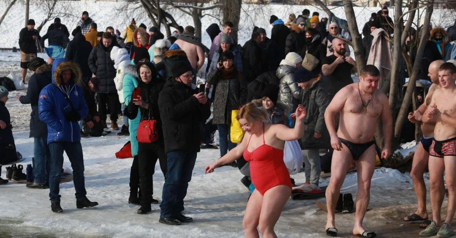 Крещение-2021: как Киеве ныряют в ледяную воду