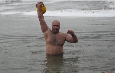 Уникальный рекорд: в Ивано-Франковске атлеты на Крещение поднимали гири в ледяной воде