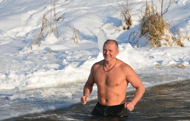 Крещение 2021: Кто из украинских политиков искупался в проруби в 17-ти градусный мороз