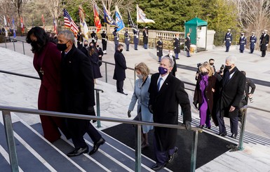 Мишель Обама пришла на инаугурацию Байдена в бордовом, а Лора Буш - в голубом