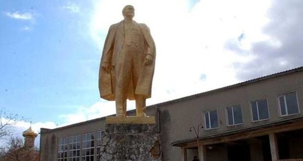 В день смерти Ленина в Одесской области демонтировали предпоследнего золотого Ильича