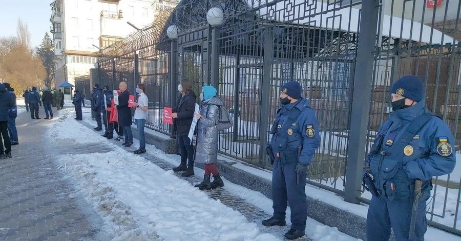 Под посольством России в Киеве произошли столкновения между сторонниками и противниками Навального