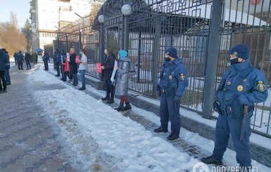 Под посольством России в Киеве произошли столкновения между сторонниками и противниками Навального