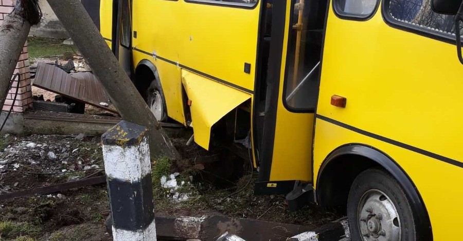 На Львовщине столкнулись рейсовый автобус и поезд, погиб пассажир