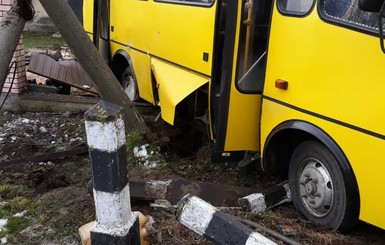 На Львовщине столкнулись рейсовый автобус и поезд, погиб пассажир