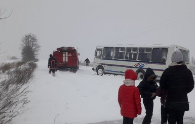На Волыни спасли учеников, школьный автобус с которыми застрял в сугробе