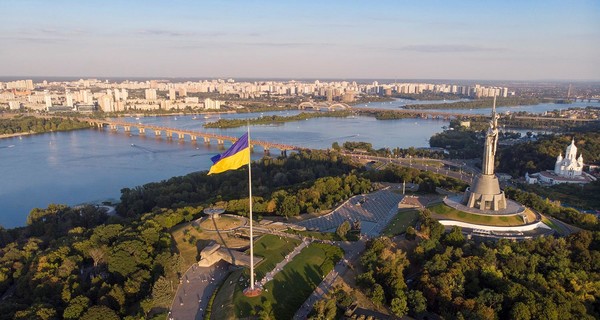 Самый большой флаг Украины приспустят из-за непогоды