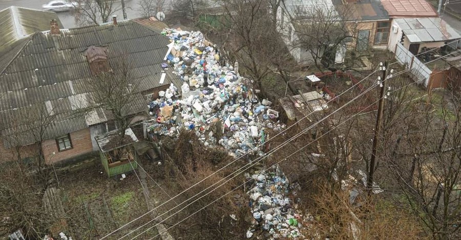 В Полтаве пенсионерка 15 лет собирала мусор в своем дворе: гора отходов выше дома