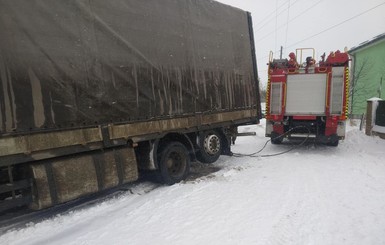 В Одессу из-за непогоды ограничили въезд грузовикам