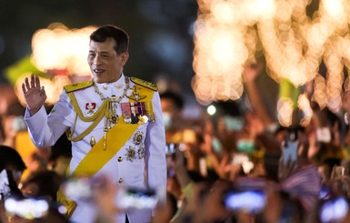 Король Таиланда сделал свою наложницу второй королевой