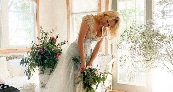 Памела Андерсон вышла замуж в наряде от канадского дизайнера